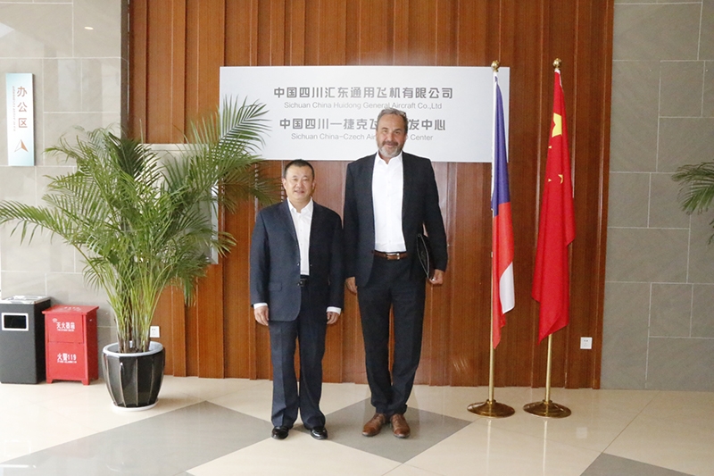 捷克共和國總統顧問揚·科胡特（Jan Kohout）先生一行考察訪問匯東通用飛機公司