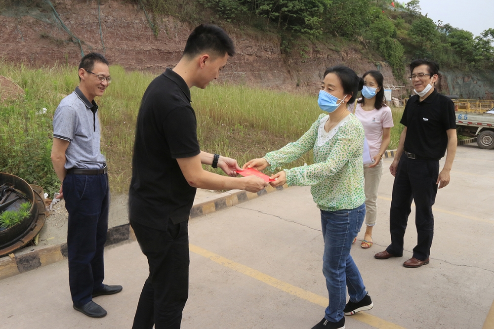 市總工會嚴主任一行到公司慰問市勞模林宇峰